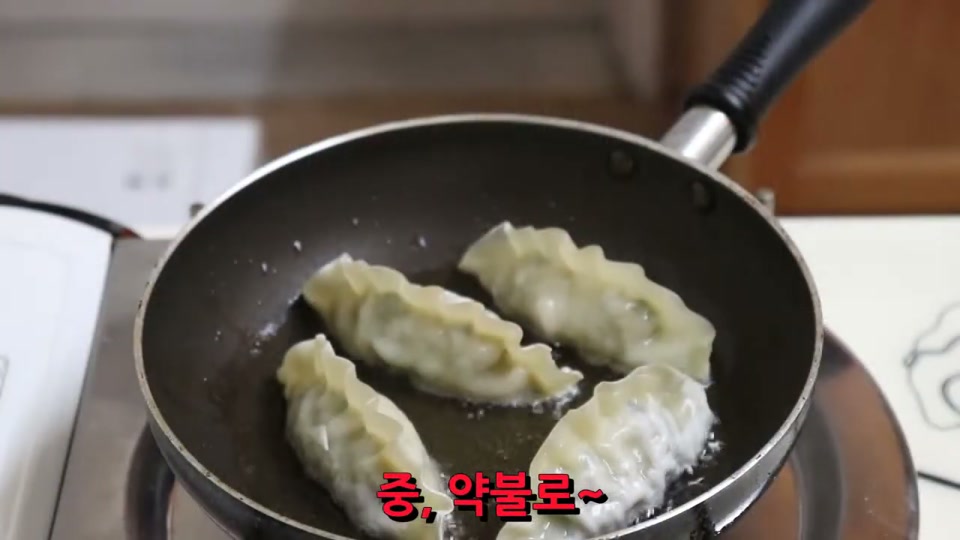 만두를 팬에 굽는 장면