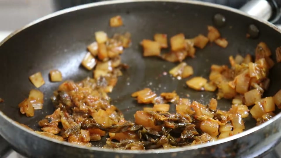 다진 김치를 팬에 볶는 장면