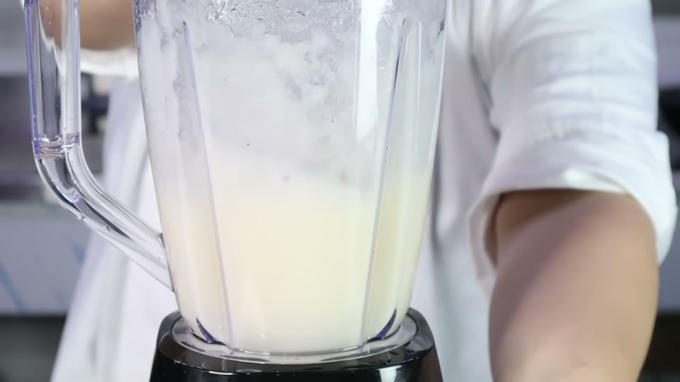 배와 물을 믹서기에 넣고 가는 장면