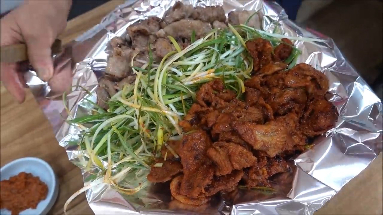 다 구운 불고기와 파채를 한 접시에 담아냈어요. 매콤달콤한 양념이 입맛을 당기네요.