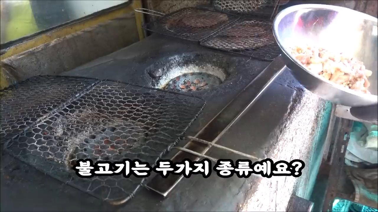 연탄불고기와 연탄고추장불고기 두 가지예요. 1인분 200g에 각각 11,000원입니다.
