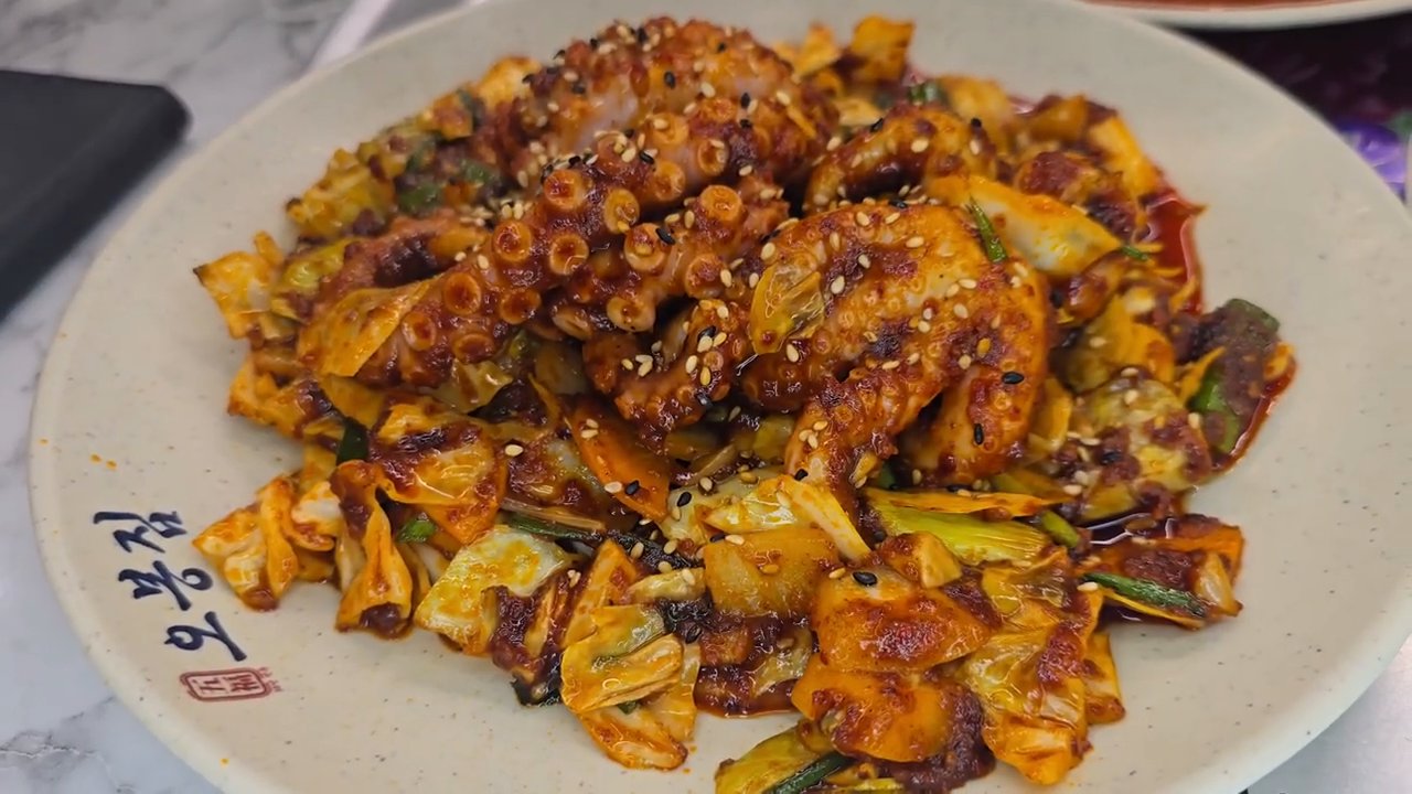 직화낙지볶음이 매콤하게 올라와요. 통통한 낙지가 먹음직스러워요.