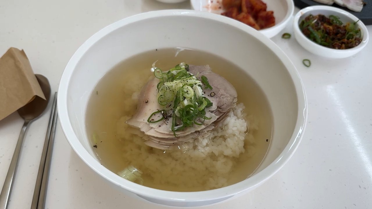 돼지곰탕. 맑은 국물에 밥을 말아서 나와요.