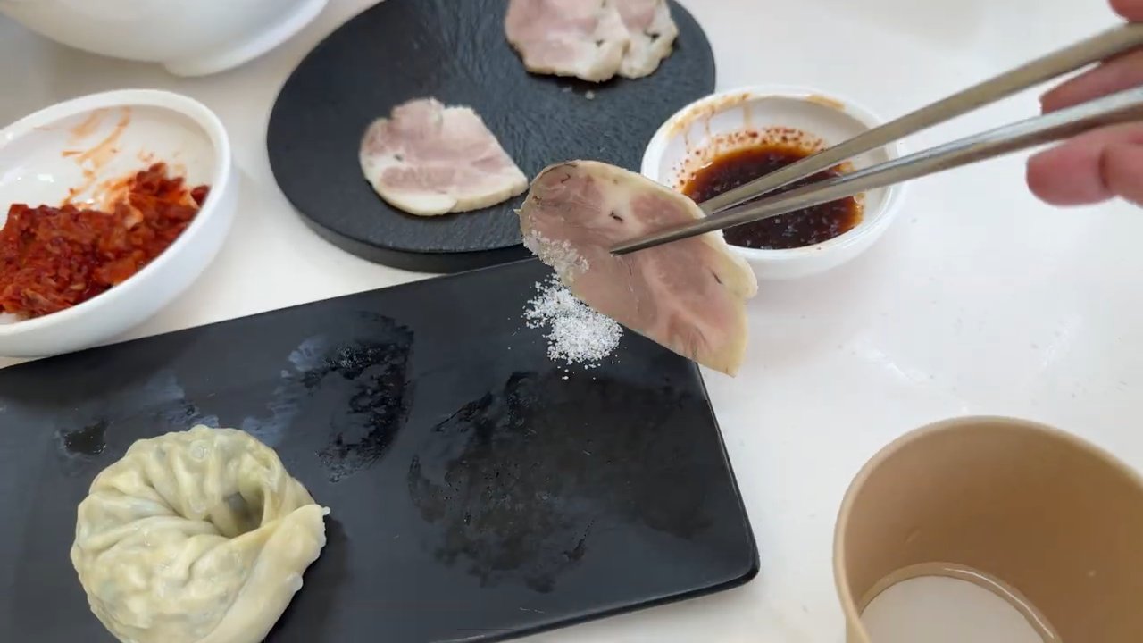 수비드로 익힌 냉수육과 고기만두예요. 소금에 찍어 먹는대요.