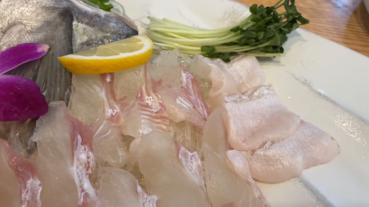 광어 지느러미살까지 따로 썰어내어 줘요. 보기만 해도 맛있어 보여요.