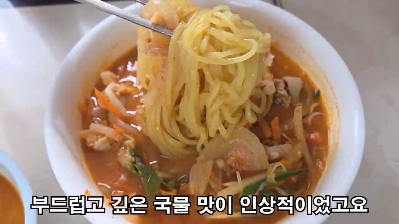 사골육수를 베이스로 끓인 짬뽕 8,000원이에요. 국물이 묵직하면서도 얼큰해요.