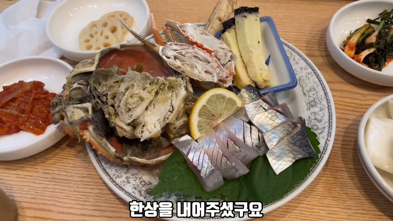 밑반찬과 함께 먼저 나온 상. 대게와 계란찜이 같이 올라와요.