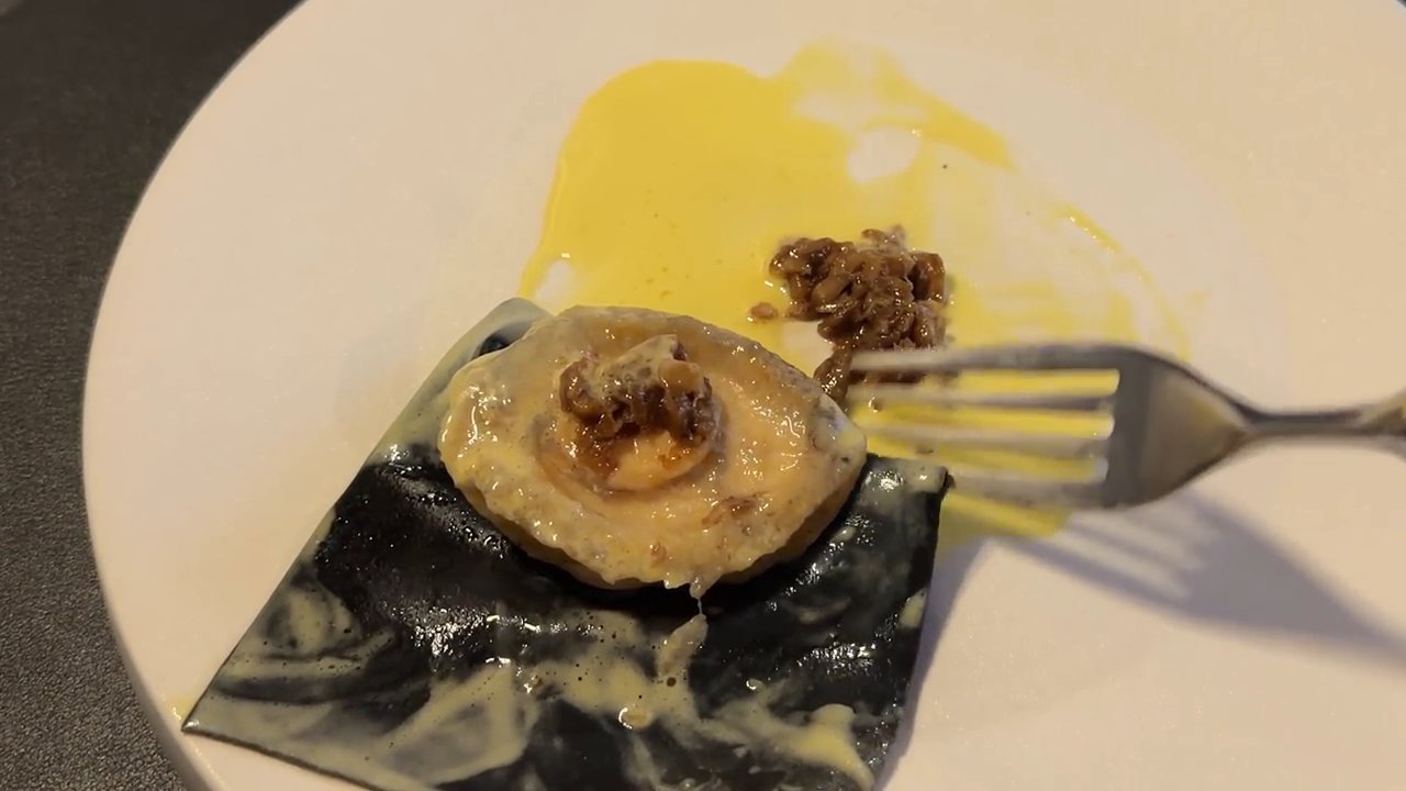 먹물 반죽으로 감싼 전복 요리