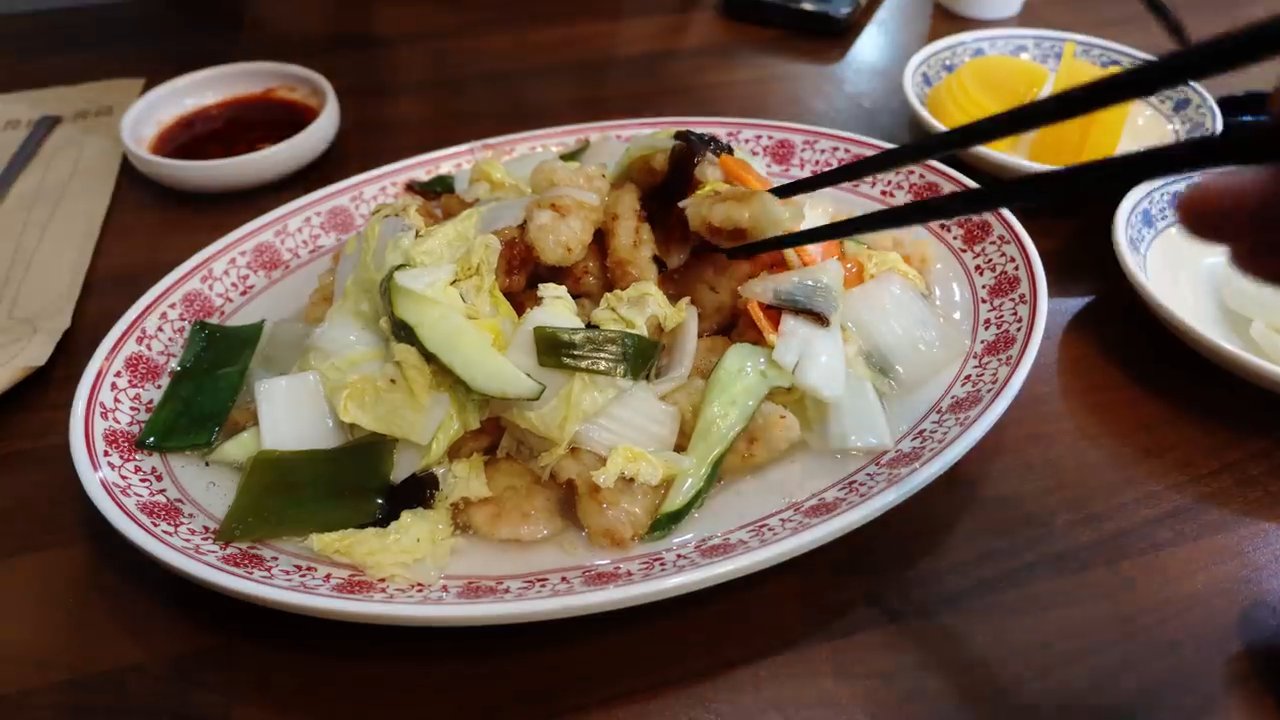 소스를 부은 탕수육 한 접시