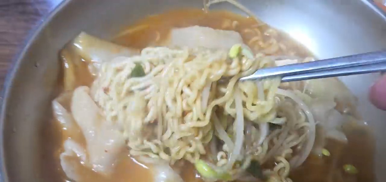 라면수제비 4,000원. 손으로 뗀 수제비와 라면이 한 그릇에 같이 끓여져 나와요.