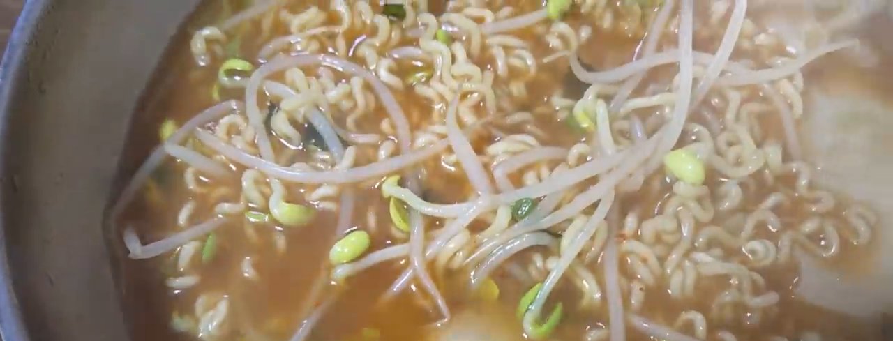 콩나물이 듬뿍 들어가 있어서 국물이 한결 시원해요.