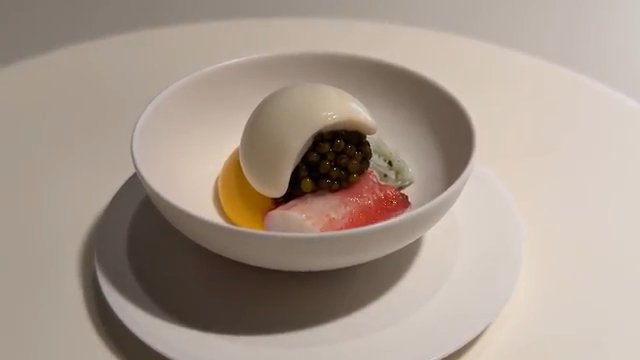 캐비어와 반숙란이 올라간 요리예요. 코스 중 한 접시예요.