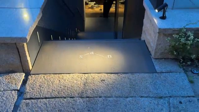 계단 바닥에 SAN이라는 글자가 조명으로 비춰요.