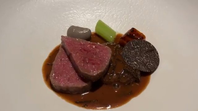 숙성 한우 요리예요. 트러플을 곁들여 나와요.