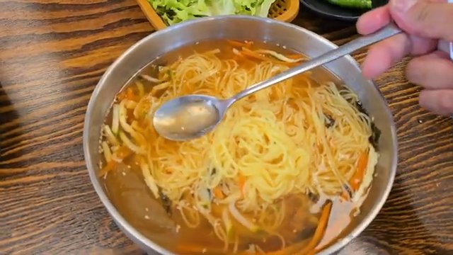 생칼국수 5,000원. 투명한 국물에 쫄깃한 생면, 계란지단 고명이 올라가요.