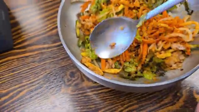 8종 고명 보리쌀비빔밥 5,000원. 고소한 보리쌀에 고명을 듬뿍 올려 비벼요.