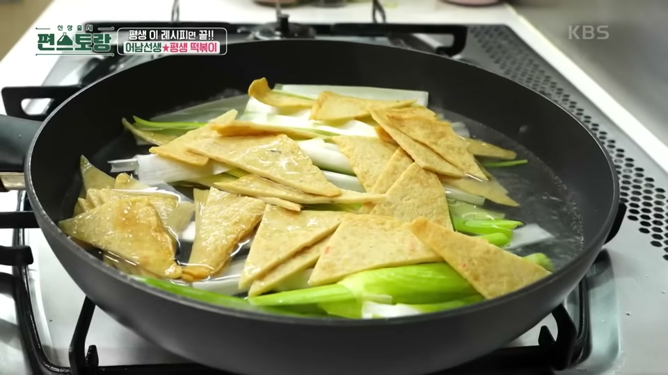 데친 닭을 찬물에 헹구는 장면