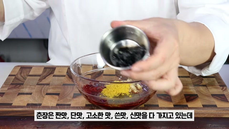 애호박을 얇게 써는 장면