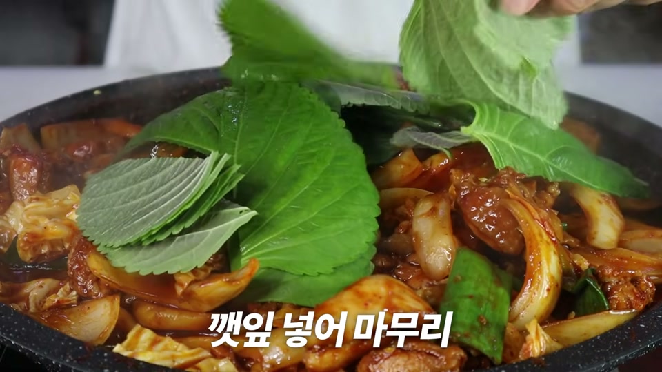 애호박을 넣고 볶는 장면