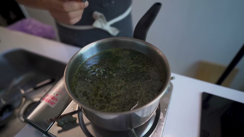 물을 붓고 끓이는 장면