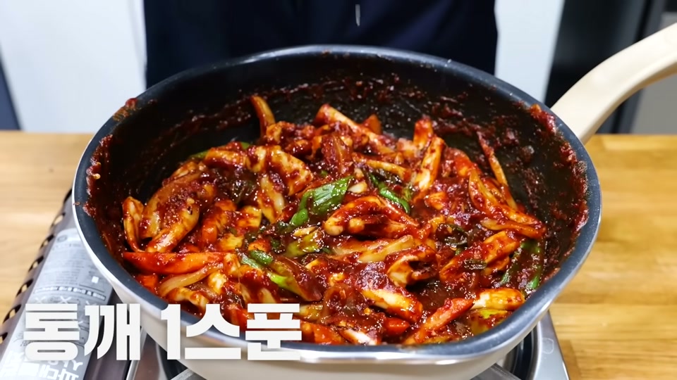 참기름과 통깨를 뿌리고 깻잎을 넣는 장면