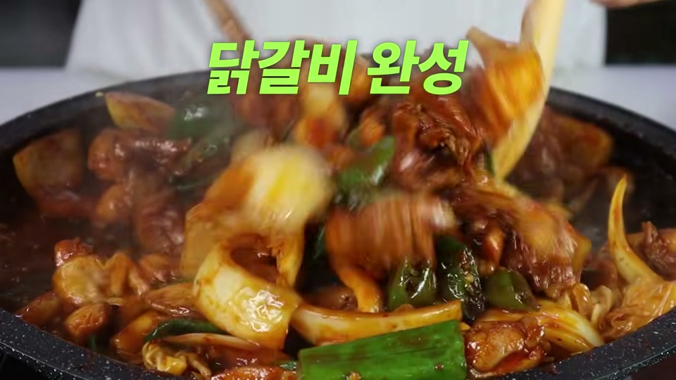 흰쌀밥 위에 불고기 덮밥을 올리고 통깨와 쪽파를 고명으로 올린 완성 모습