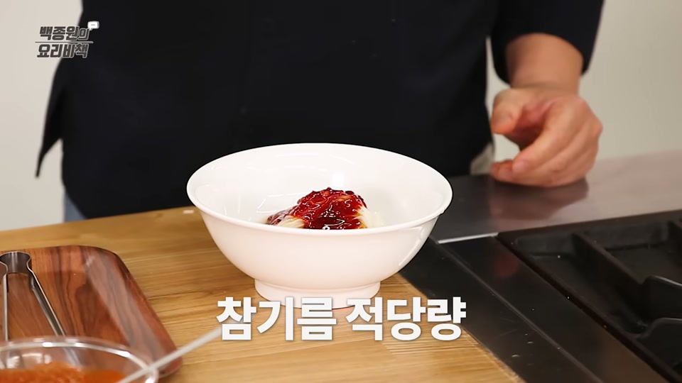냄비에 감자를 넣는 장면