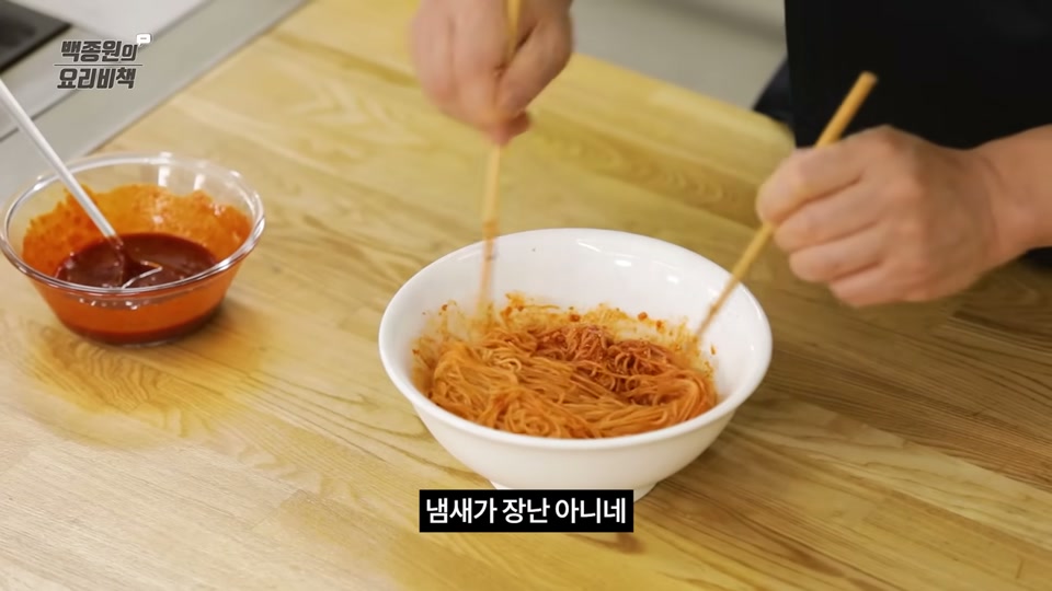전골냄비에 담은 완성된 감자탕과 밥, 곁들임 소스