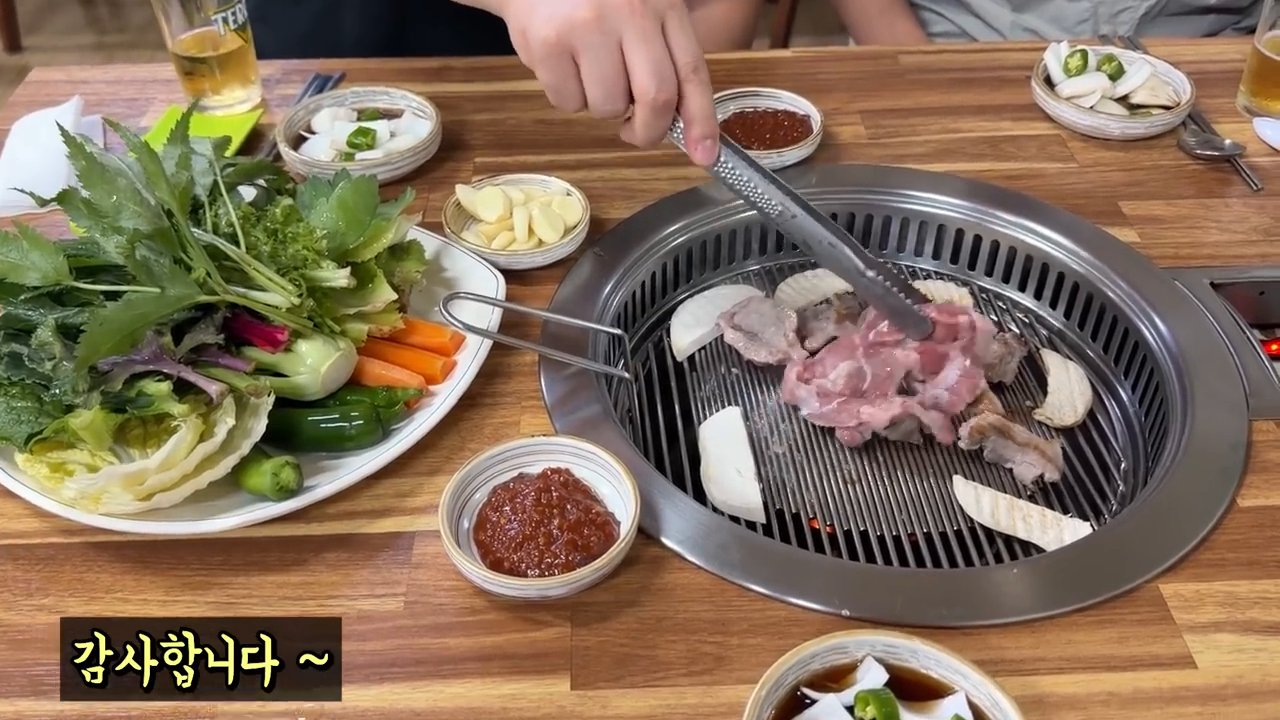 쌈채소와 함께 구워지는 고기
